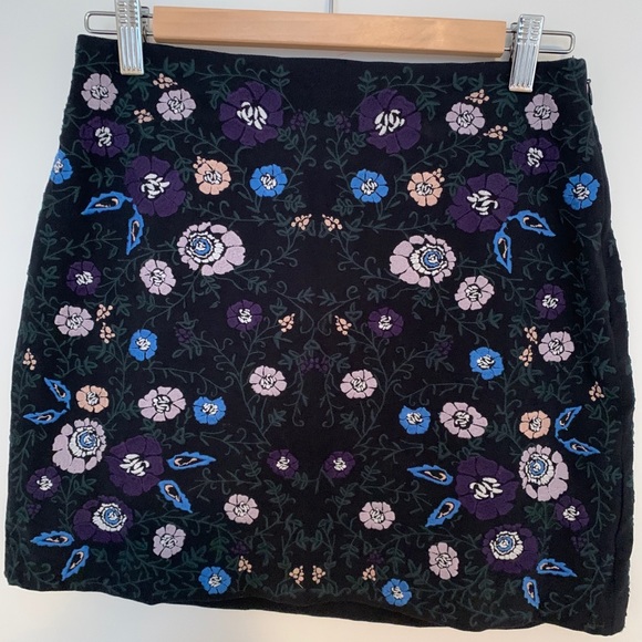 Embroidered Club Monaco mini skirt - Picture 3 of 3